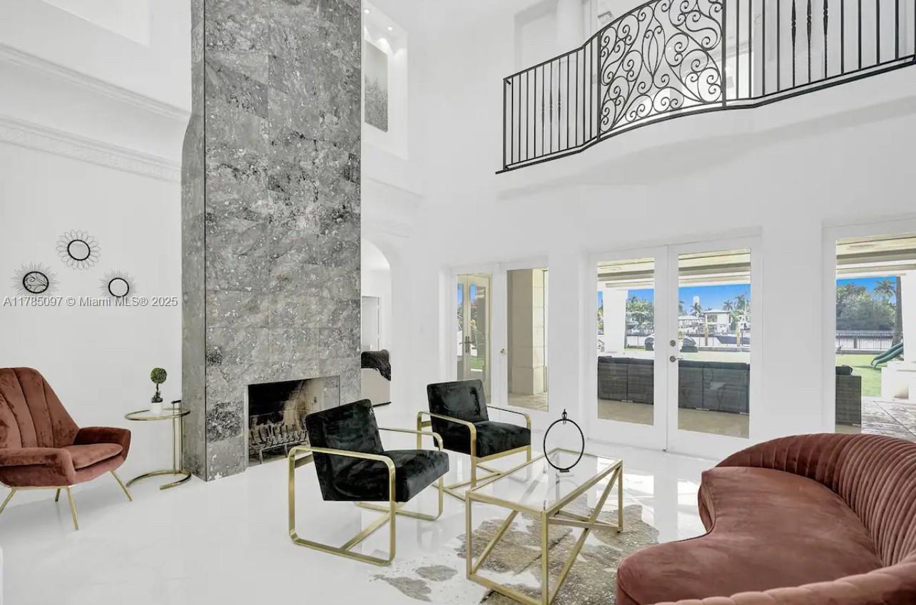 HOLLYWOOD LAKES SECTION - Residential