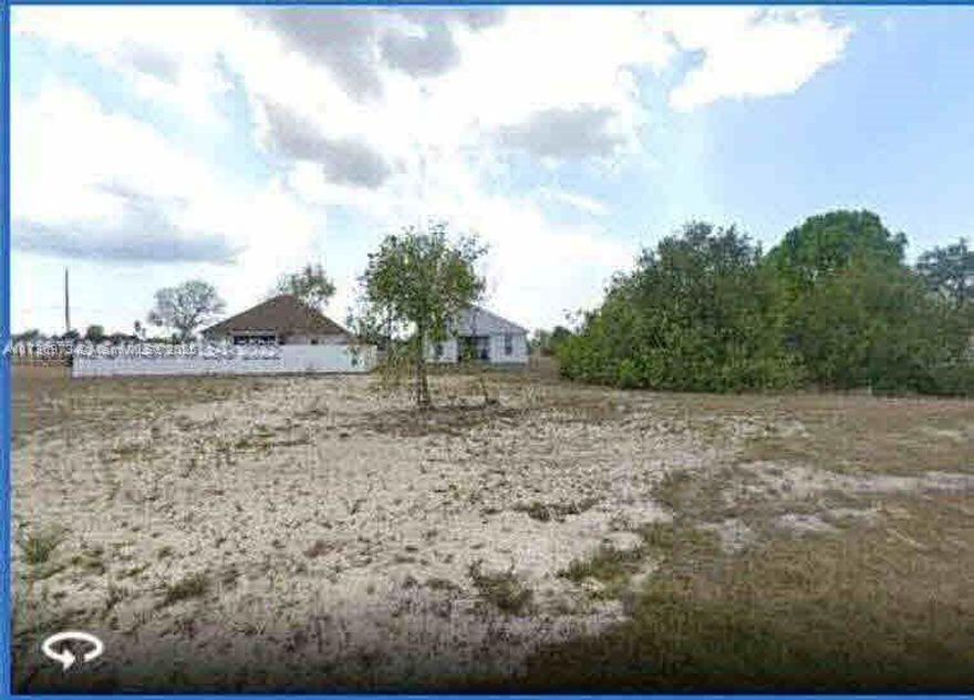 One residential lot ready to build in the heart of suburban Cape Coral. Please use due dilligence before making an
offer. The seller bought it as an investment and knows little about the lot.