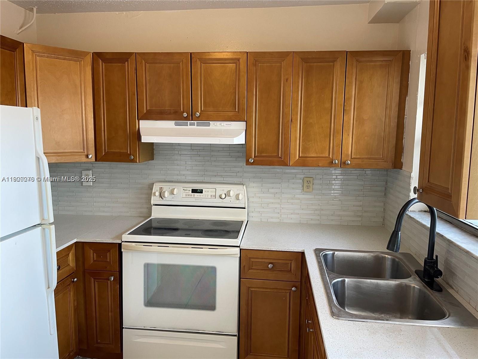 HOLLYWOOD LITTLE RANCHES - Residential Lease