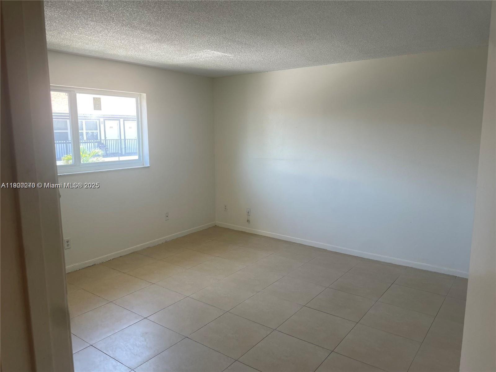 HOLLYWOOD LITTLE RANCHES - Residential Lease