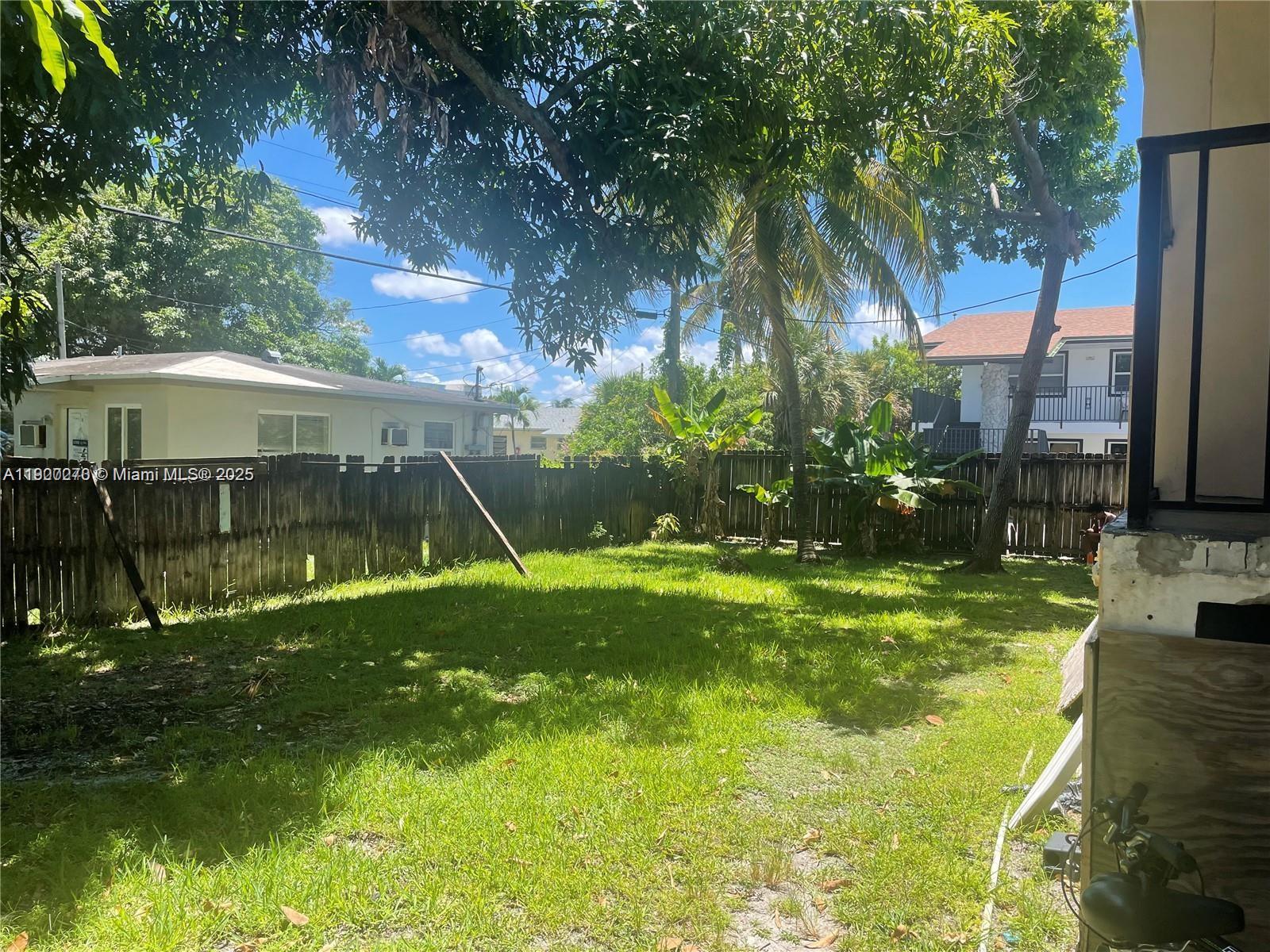 HOLLYWOOD LITTLE RANCHES - Residential Lease