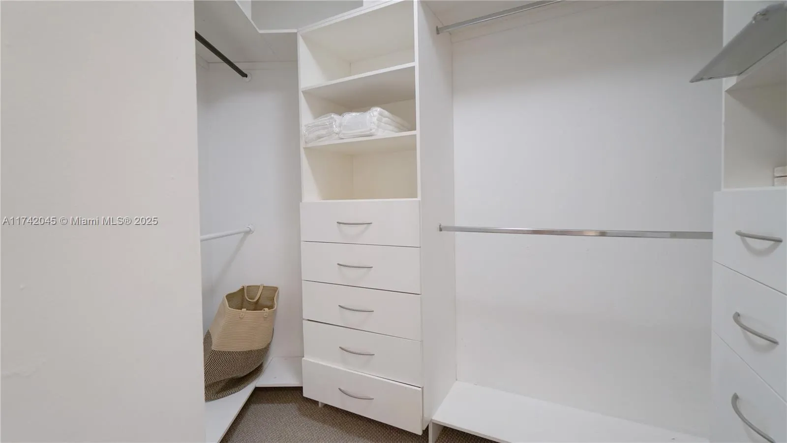 Key Biscayne, Florida 33149, United States, 4 Bedrooms Bedrooms, ,4 BathroomsBathrooms,Residential,Active,120062