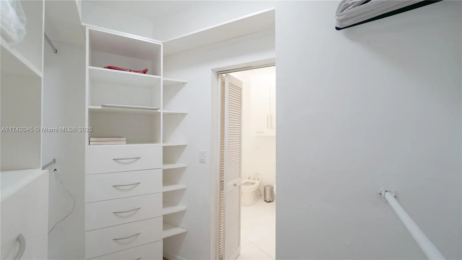 Key Biscayne, Florida 33149, United States, 4 Bedrooms Bedrooms, ,4 BathroomsBathrooms,Residential,Active,120062