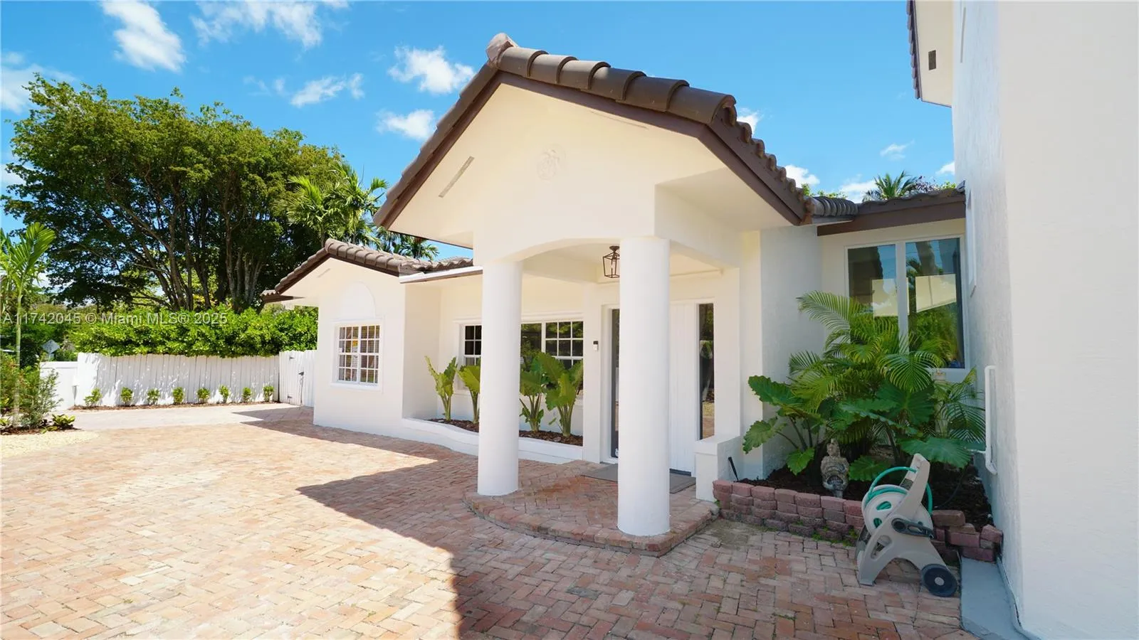 Key Biscayne, Florida 33149, United States, 4 Bedrooms Bedrooms, ,4 BathroomsBathrooms,Residential,Active,120062