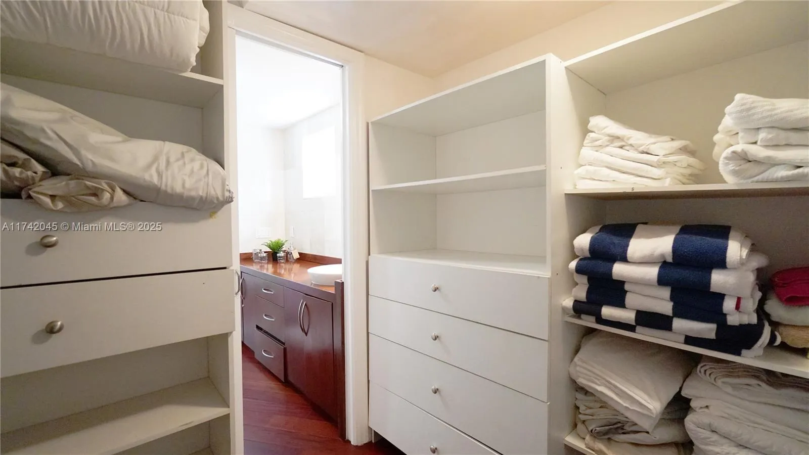 Key Biscayne, Florida 33149, United States, 4 Bedrooms Bedrooms, ,4 BathroomsBathrooms,Residential,Active,120062