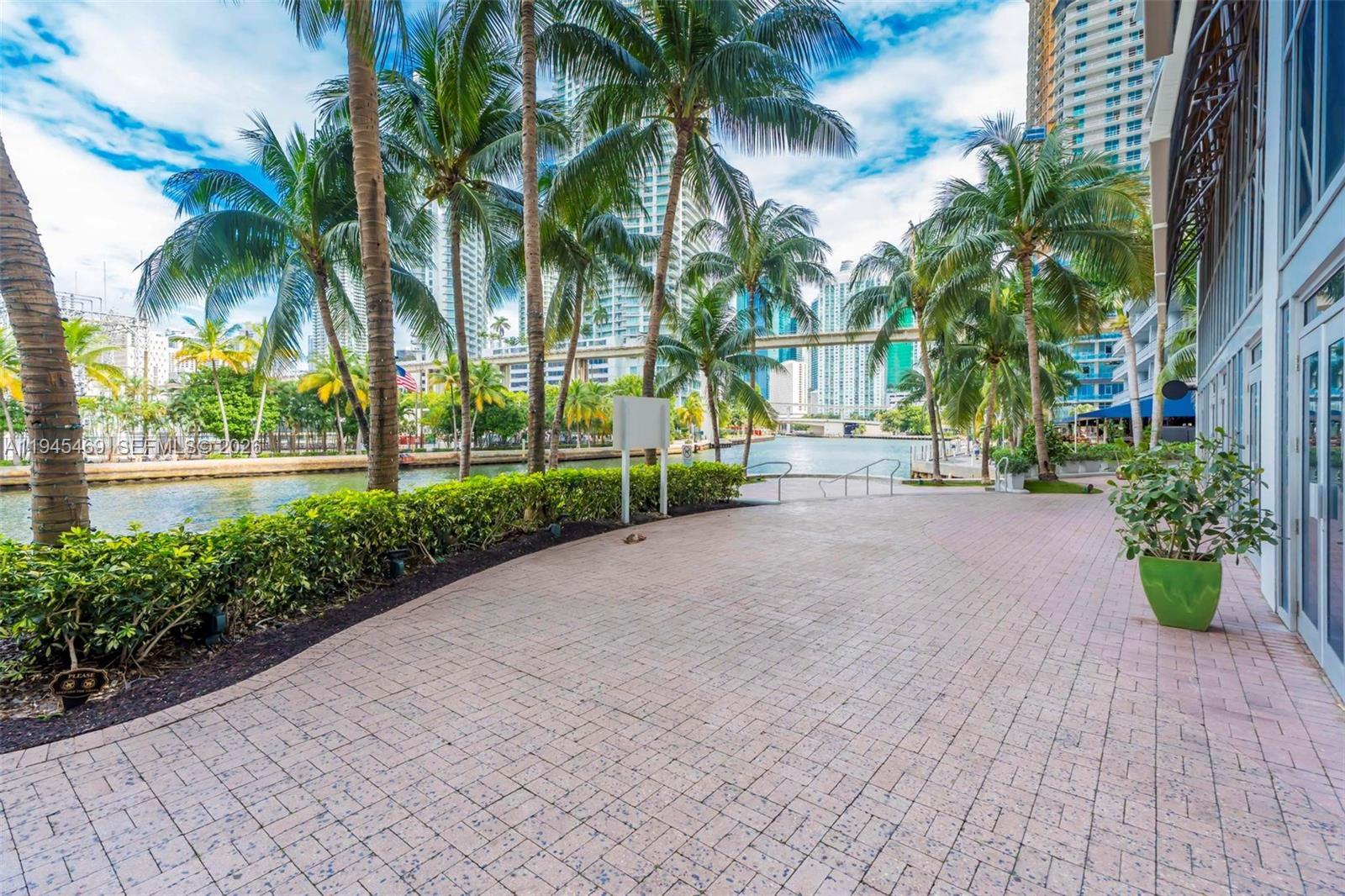 LATITUDE ON THE RIVER CON - Residential