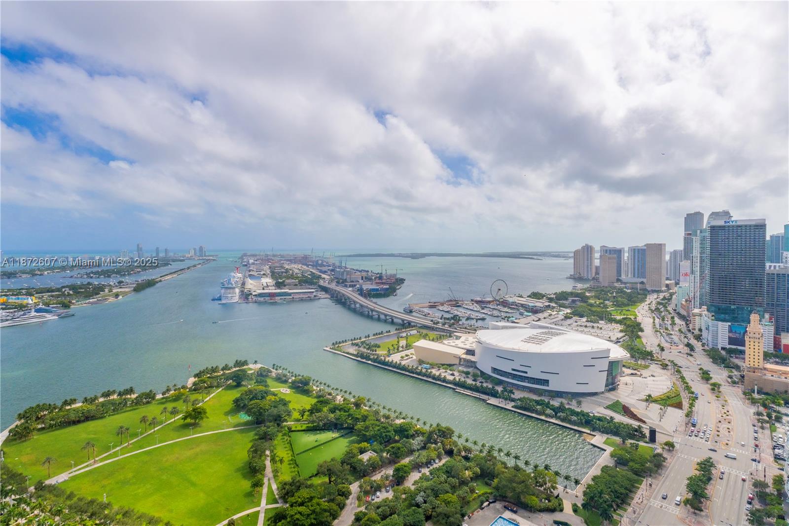 Located in the heart of Miami Worldcenter, this modern residence with a prime location is move-in ready! Enjoy stunning water views, a spacious living room with terrace, two full bedrooms with closets, and sleek modern bathrooms. The kitchen is fully equipped with high-end appliances, including washer/dryer and dishwasher. Walk to Brickell, Kaseya Center, Brightline Station, Bayside Park, museums, shops, and more. Resort-style amenities: pool, gym, spa, sauna, co-working spaces, mini market, and beach access.