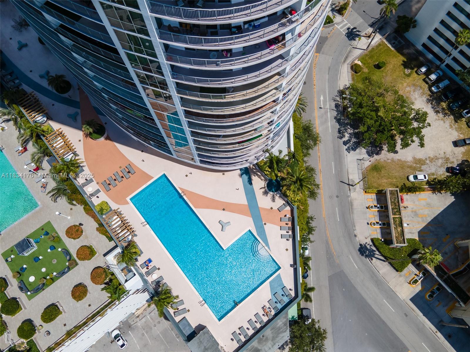 1750 N Bayshore Dr 1611