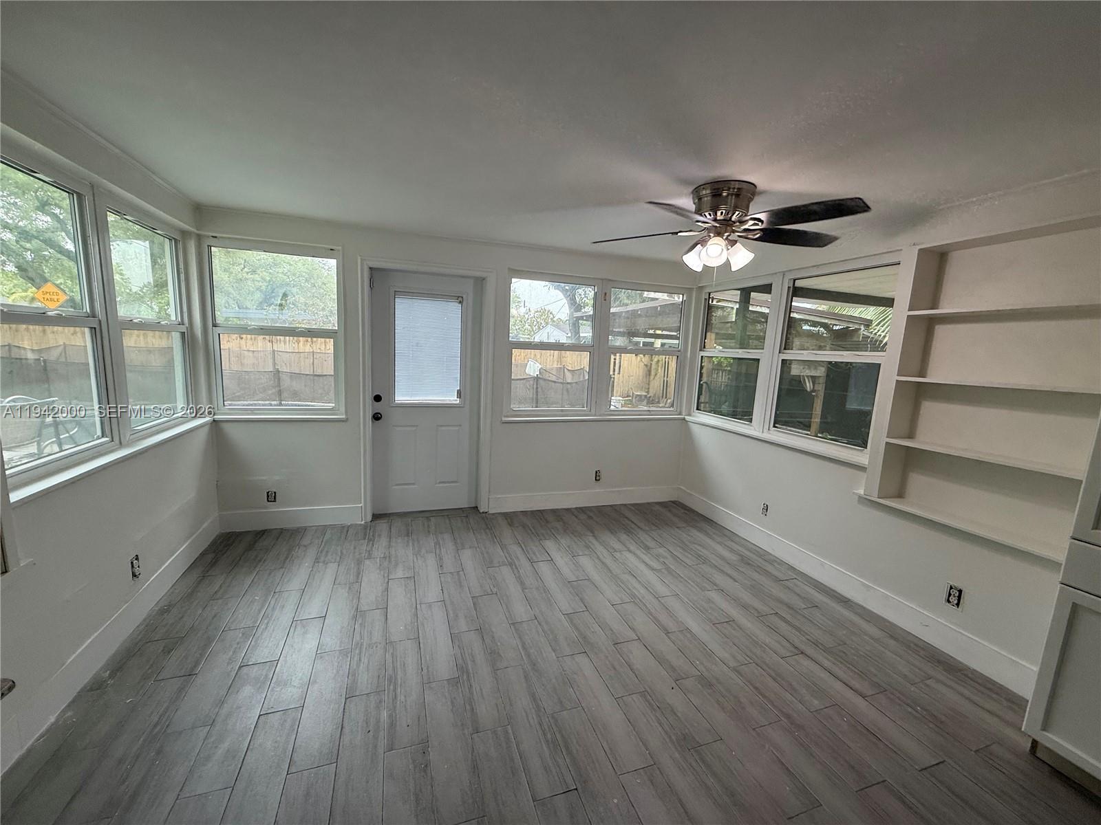 PALM LANE VILLA - Residential