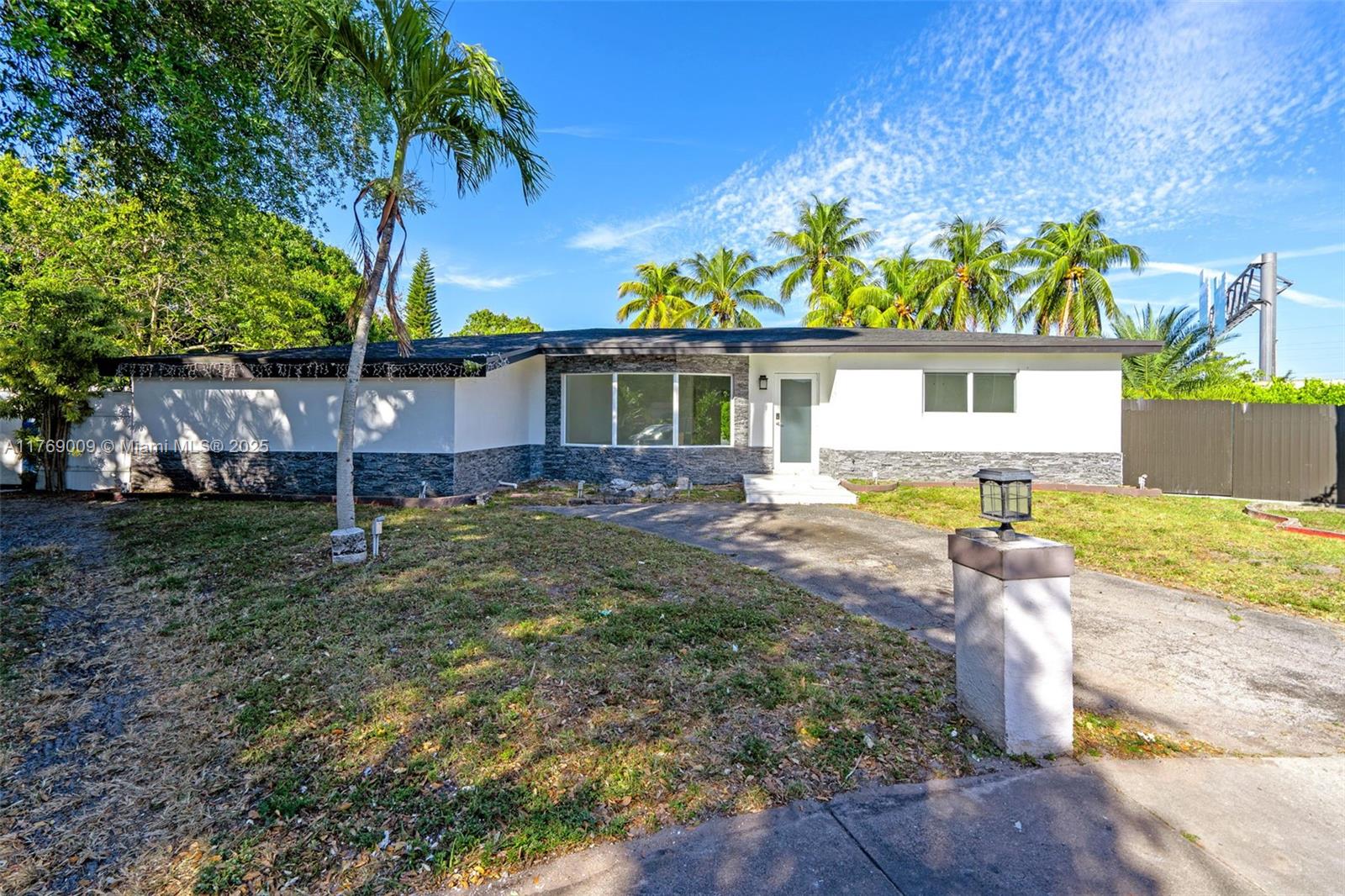5241 Redwood Ct, Plantation, Miami-Dade County, Florida - 4 Bedrooms  
3 Bathrooms - 