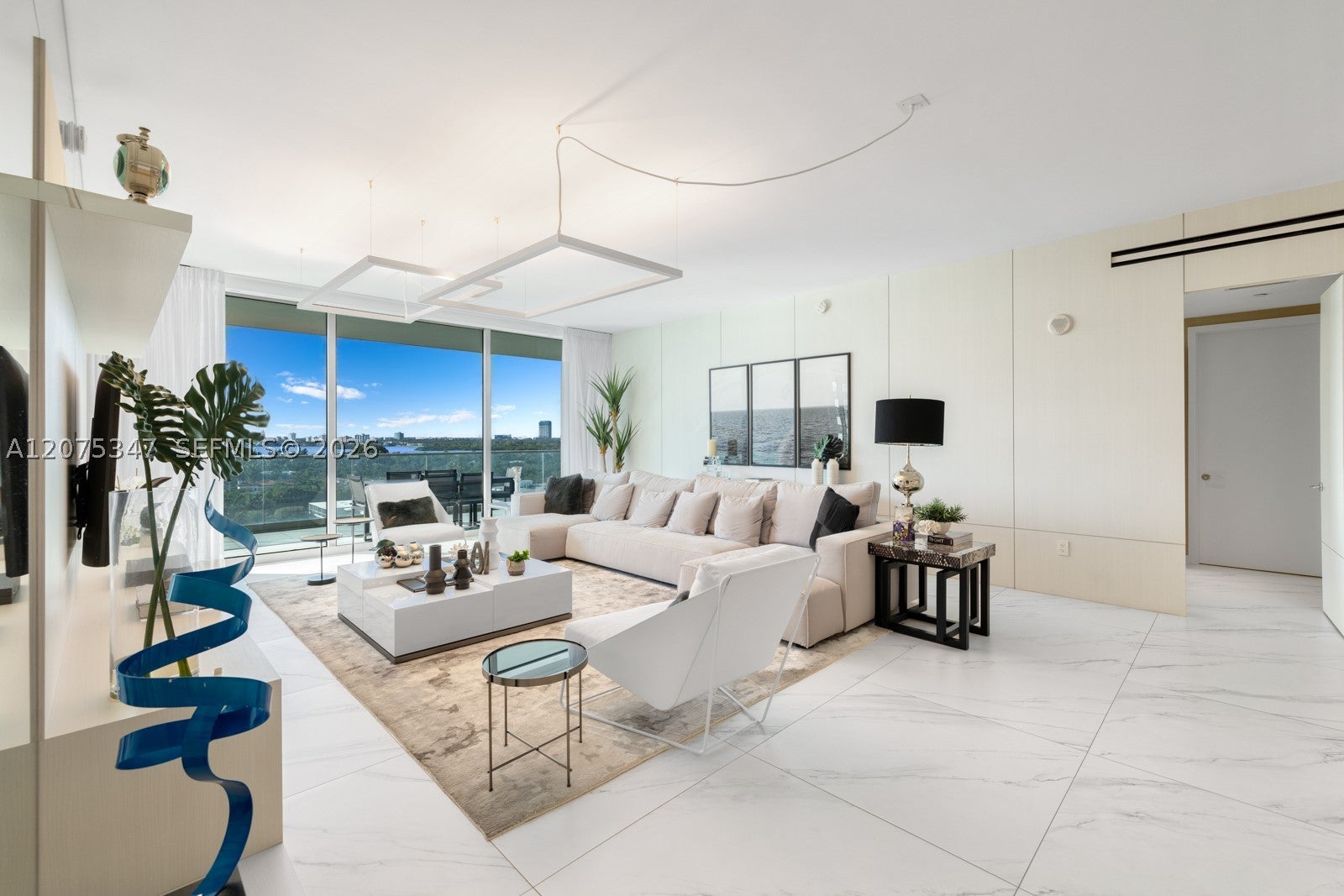 10201 Collins Ave 907