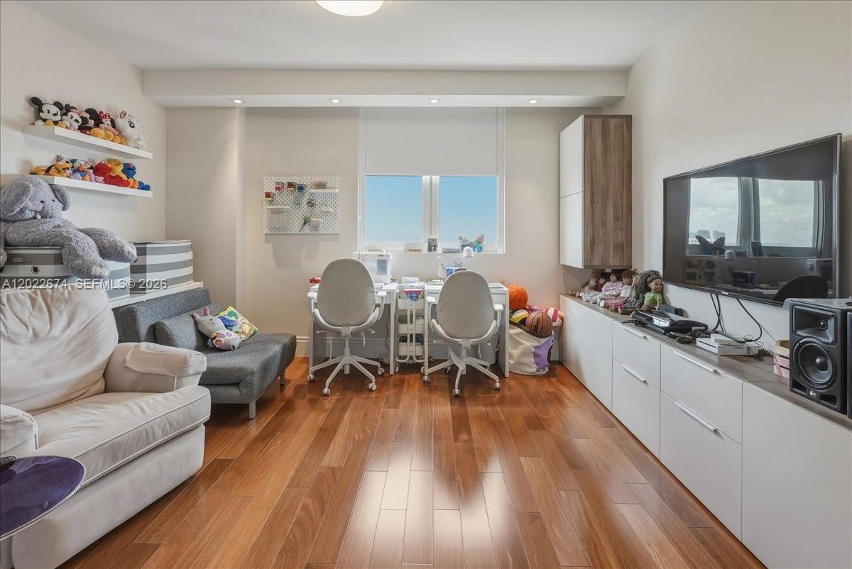 THE PENINSULA II CONDO - Residential