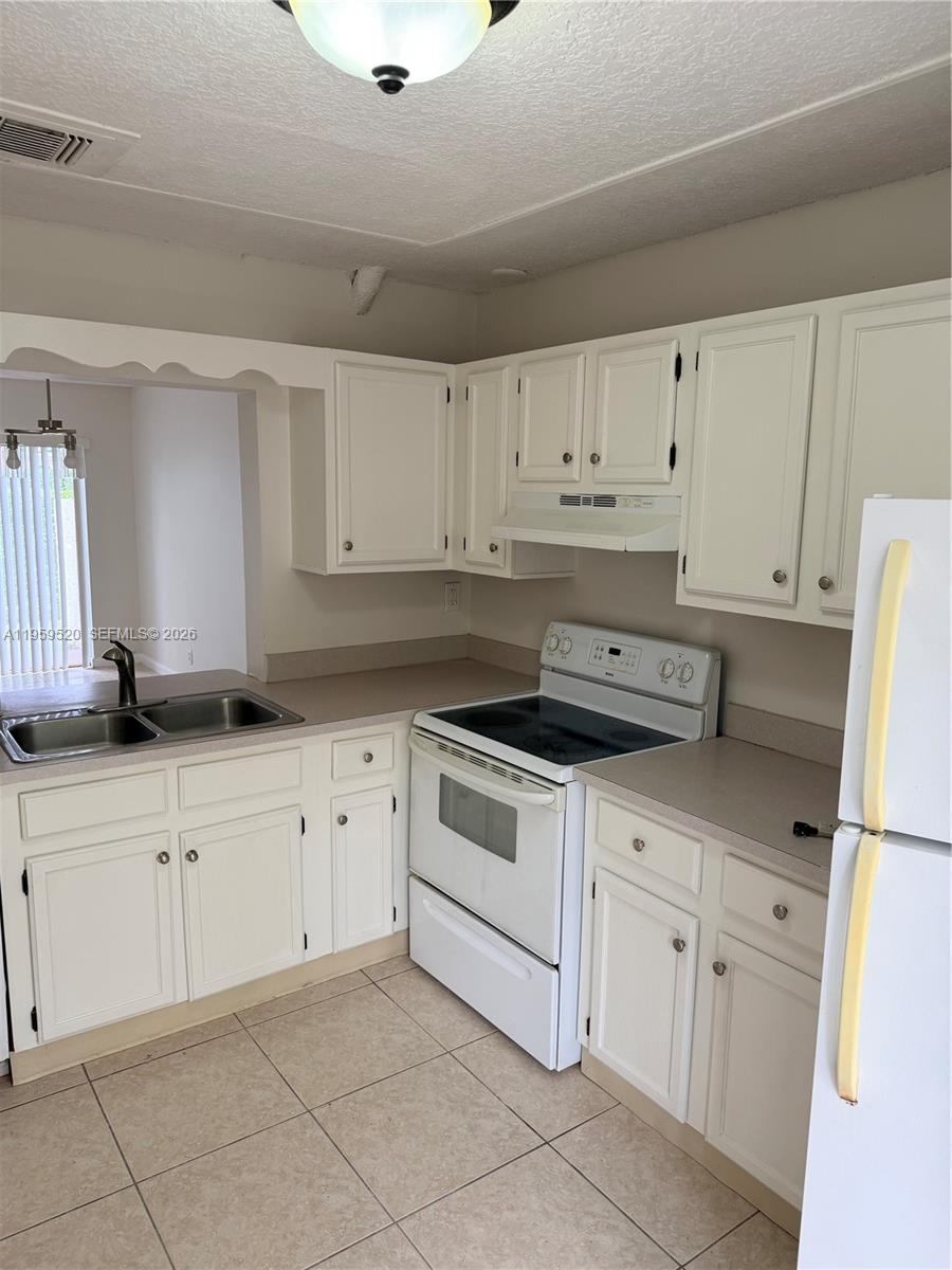 SANTA MARGARITA TOWNHOUSE - Residential Lease