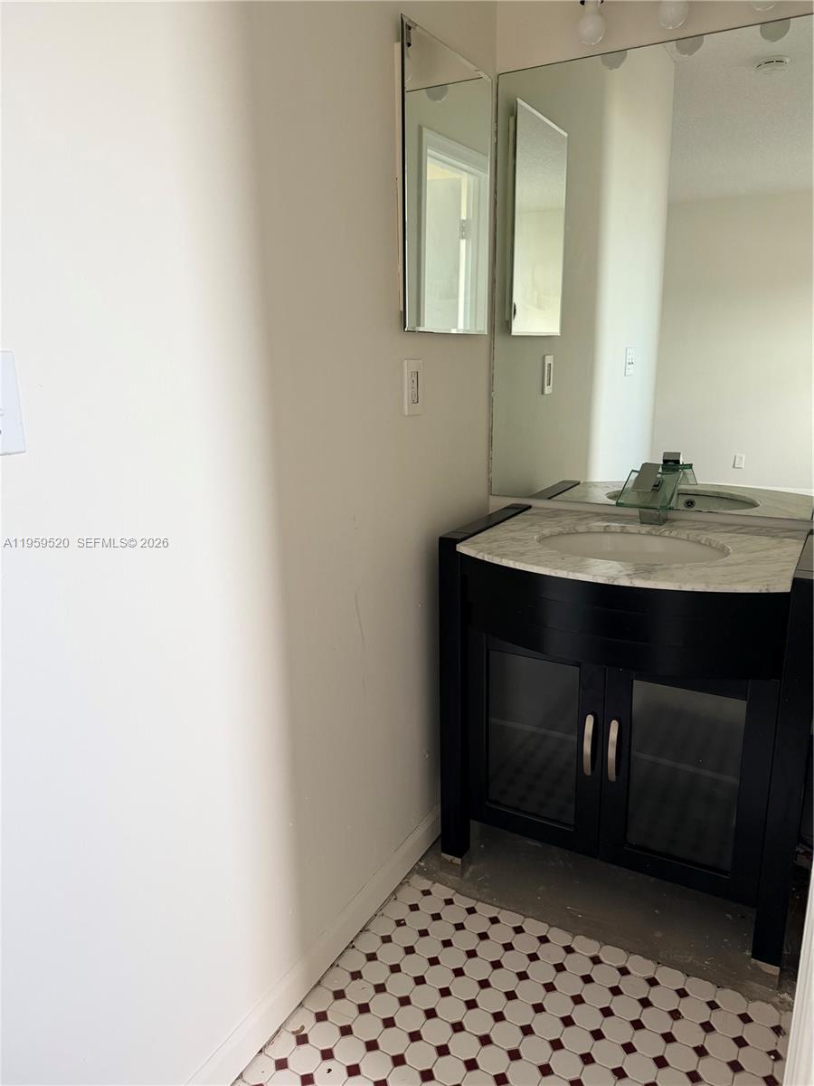 SANTA MARGARITA TOWNHOUSE - Residential Lease