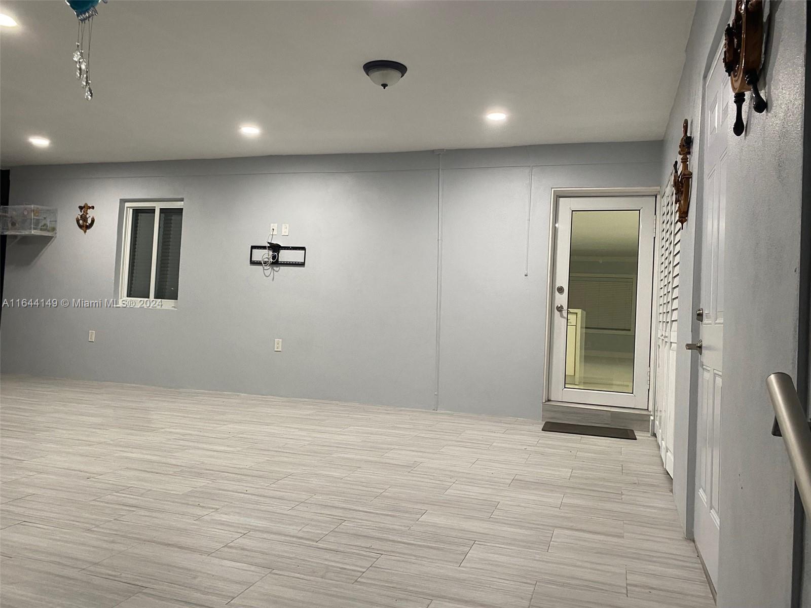 LE JEUNE MANORS - Residential Lease