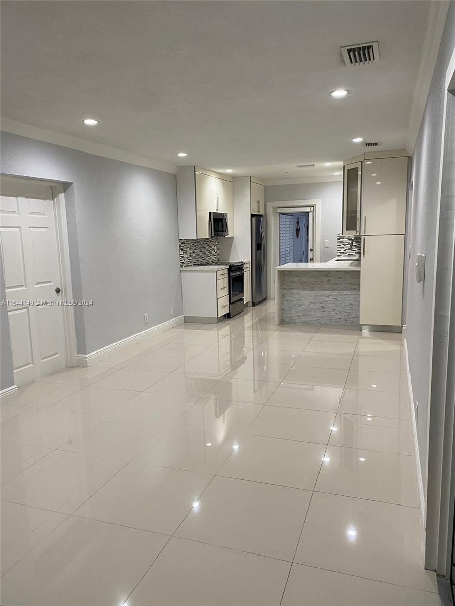 LE JEUNE MANORS - Residential Lease