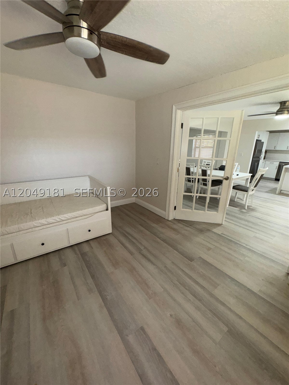 649 W Evanston Cir