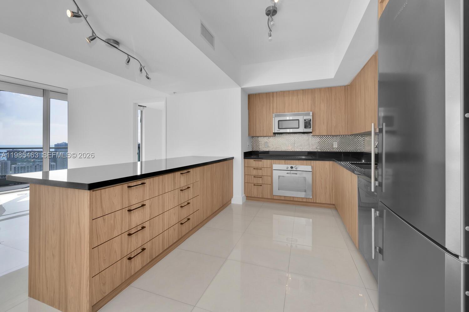 MINT CONDO - Residential