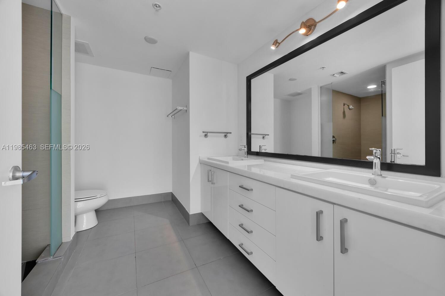 MINT CONDO - Residential