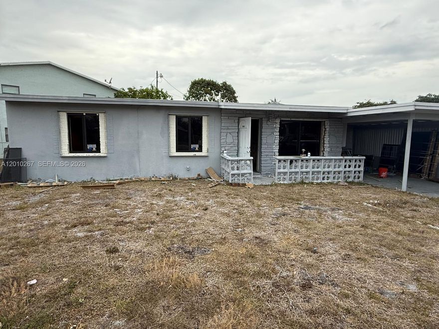 It is a diamond in the rough, a hidden gem, a spectacular location, with the possibility of turning it into the house of your dreams, a great project to carry out, it has a percentage of fire damage, no more than 25%-30%, it is not necessary to change the entire roof, the affected part can be repaired. seller motivated to close ASAP