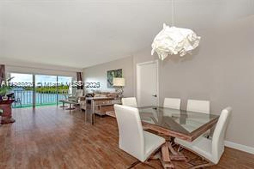 Furniture, Un furniture Bright and Spacious 2-bedroom, 2-bathroom condo, with GREAT and SPECTACULAR WATER VIEWS of Sunny Isles. This unit is spacious and really bright. Located close to the Beach, building common amenities include pool, exercise room, laundry facility, etc. Close Shops, Aventura Mal.