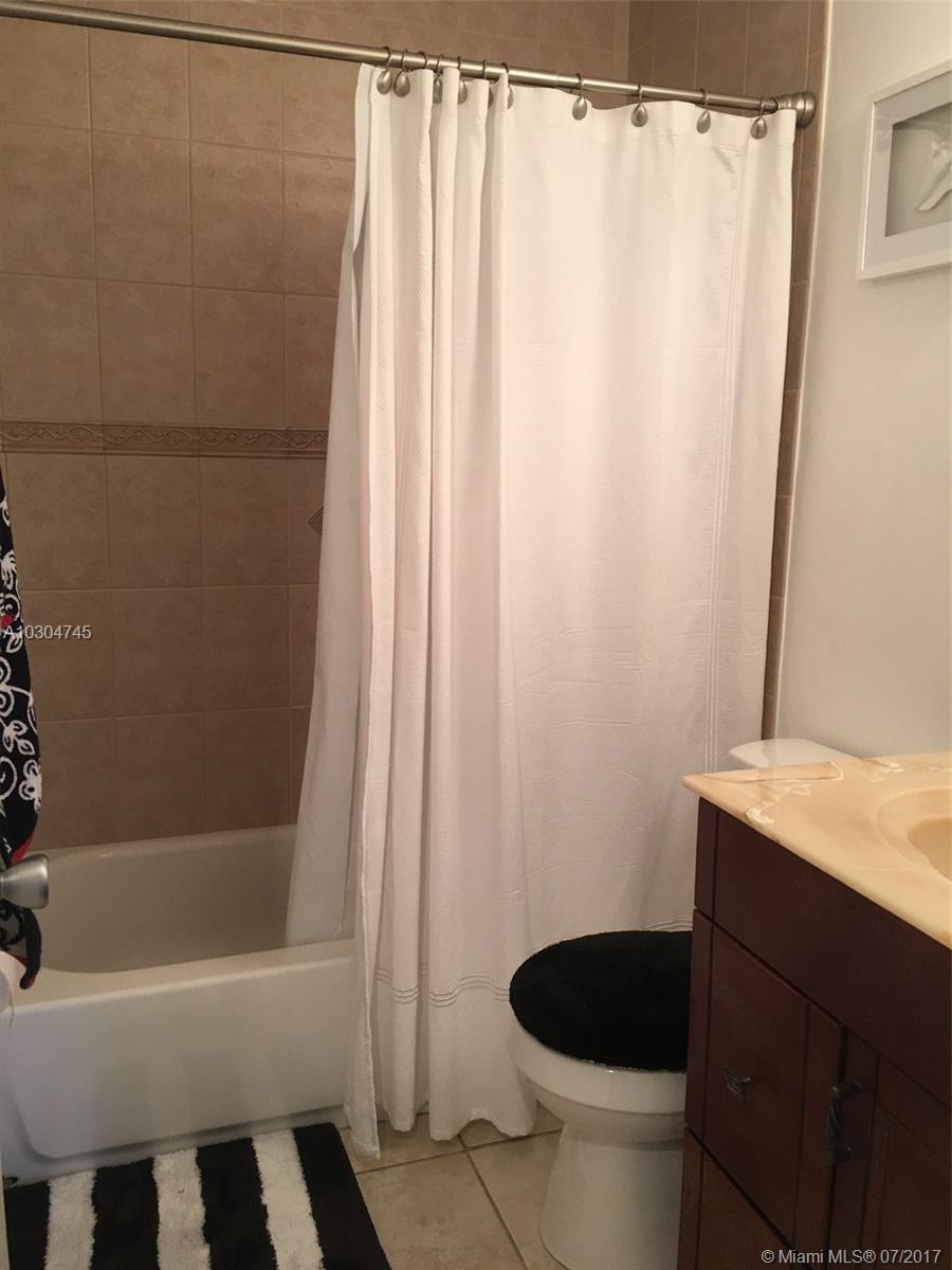 THE COURTS AT KENDALL CON - Residential Lease