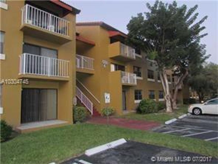 Completely upgraded. 2BR / 2 FBATH, open kitchen with top of the line stainless steel  appliances. inside washer and dryer. Excellent amenities, 2 pools, gym and more. Just steps from School 1 Parking spaces assigned. IN A GREAT LOCATION