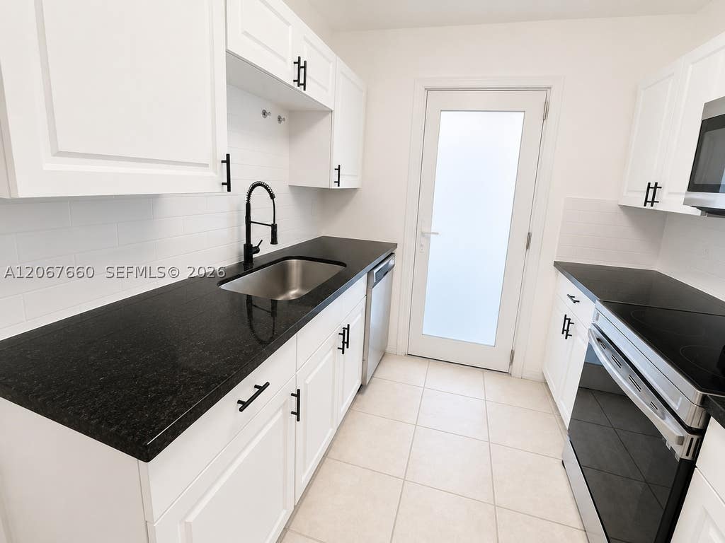 Photo of 500 E Country Club Cir #4, Plantation, FL 33317 (MLS # A12067660)