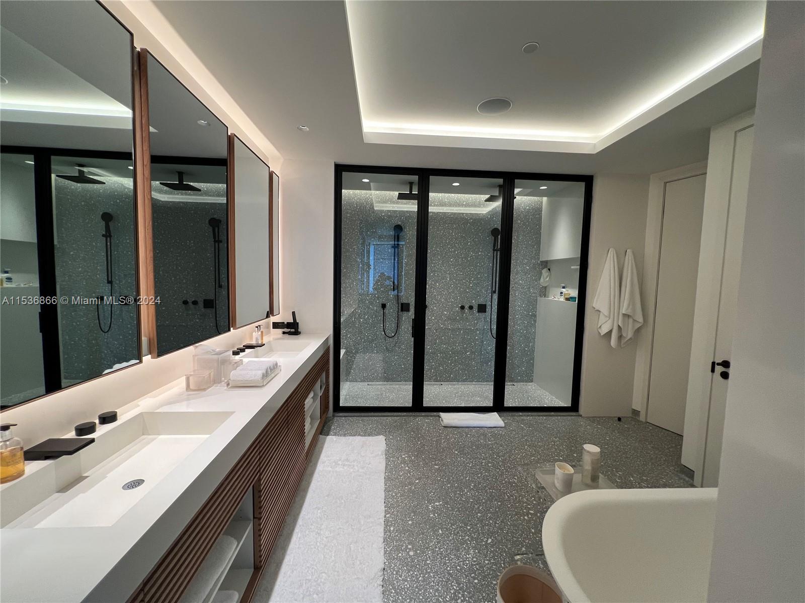 18555 COLLINS AVENUE COND - Residential