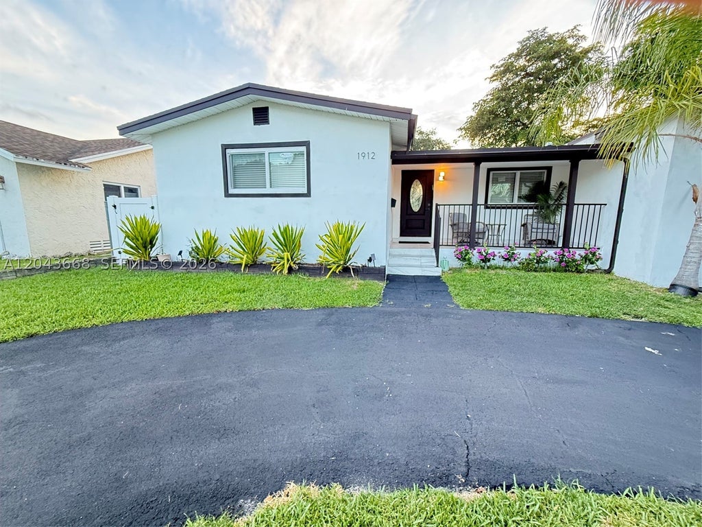 Photo of 1912 N 42nd Ave, Hollywood, FL 33021 (MLS # A12043668)