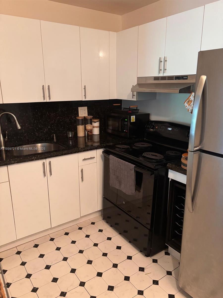 THREE HORIZONS SOUTH COND - Residential