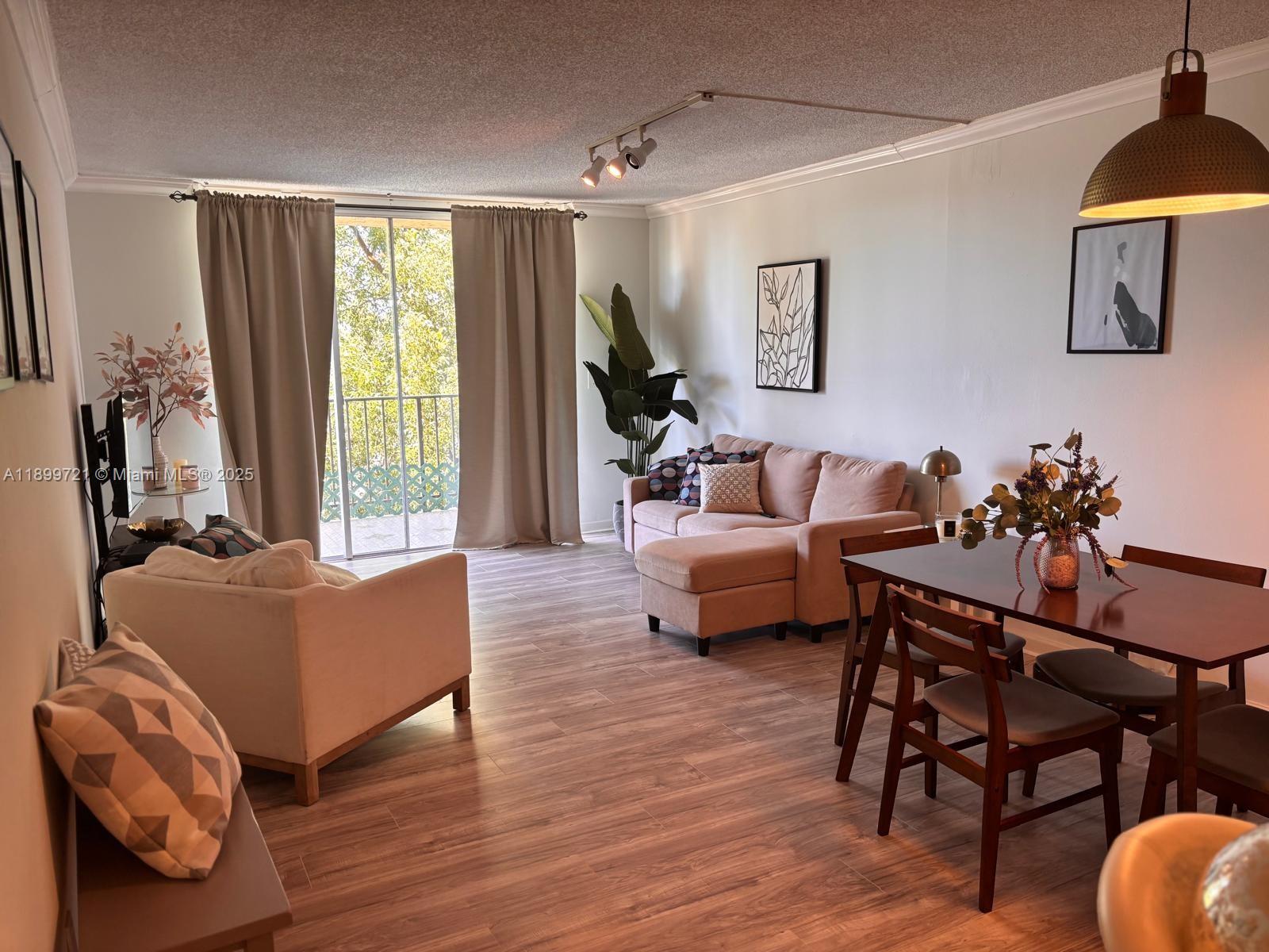 THREE HORIZONS SOUTH COND - Residential