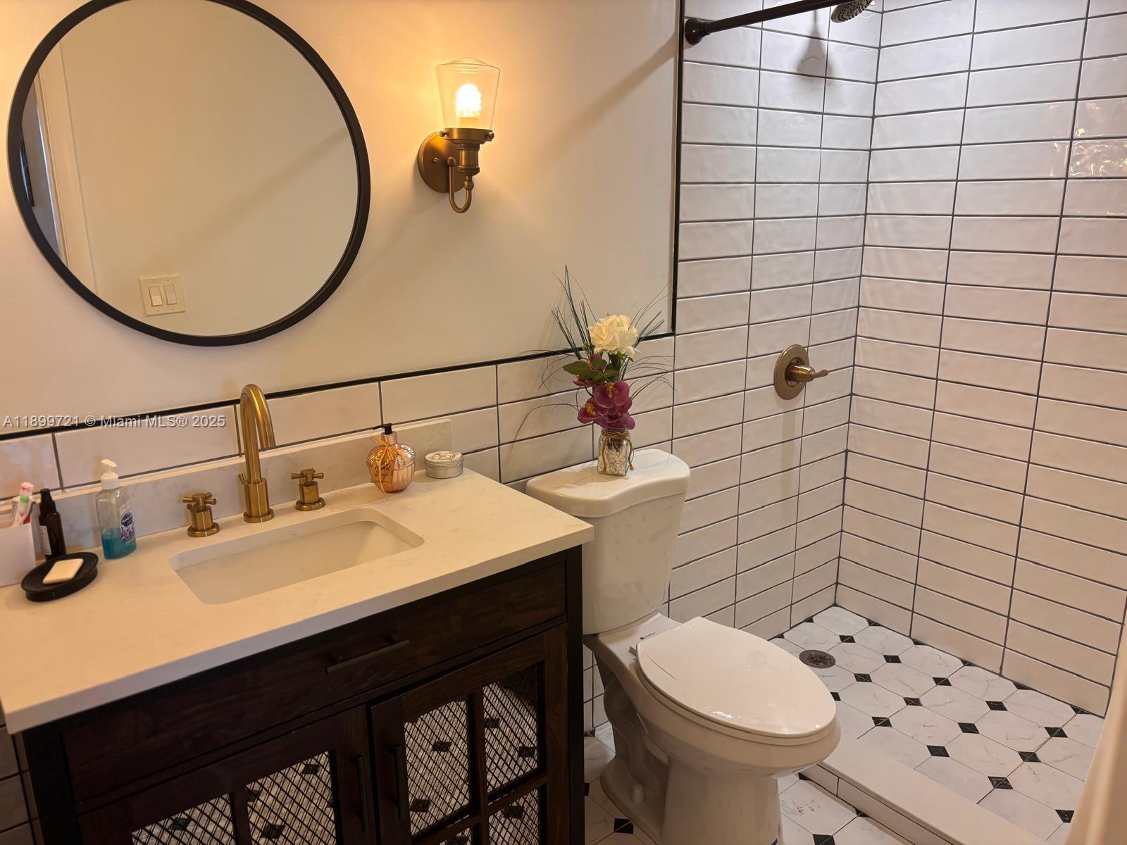 THREE HORIZONS SOUTH COND - Residential