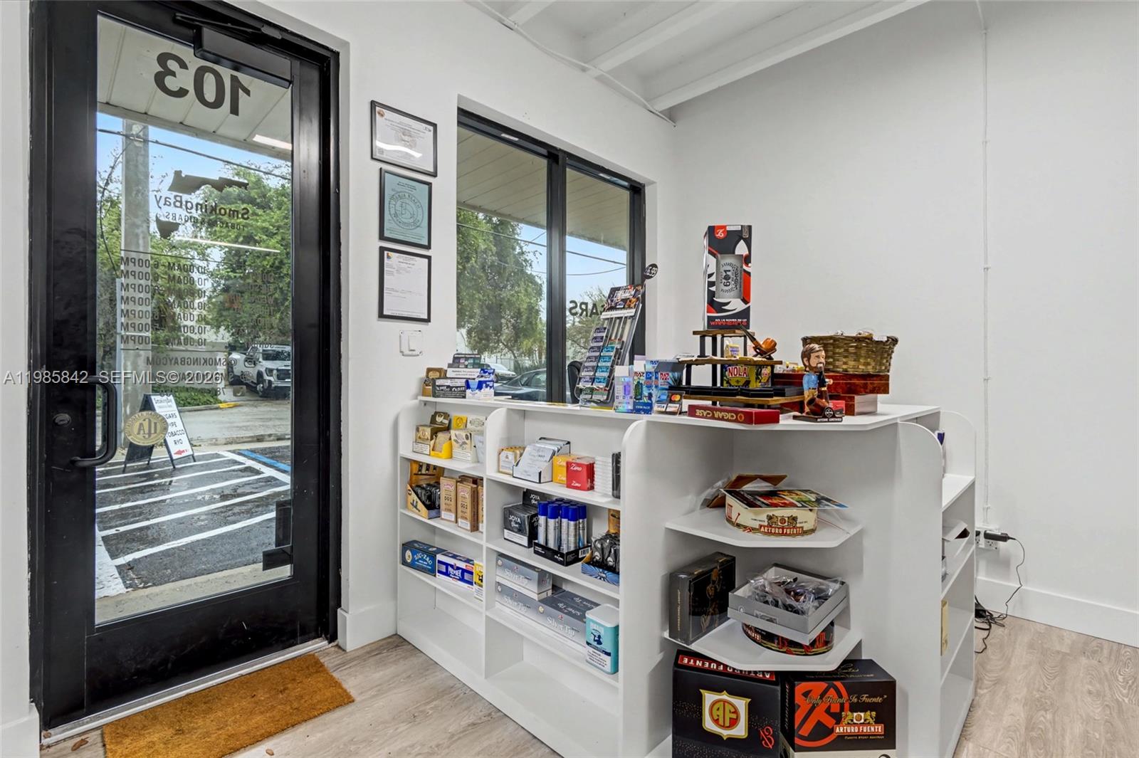 Main image without alt text