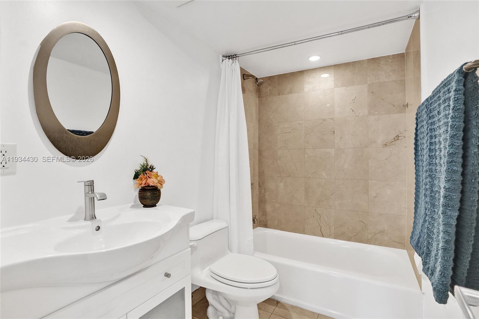 THE COLLINS CONDO - Residential