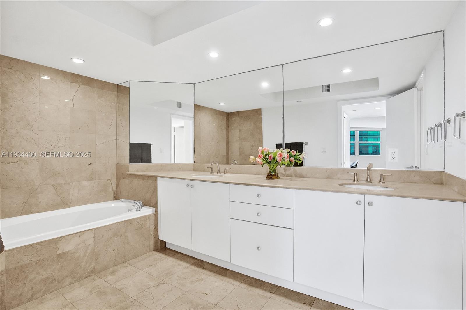 THE COLLINS CONDO - Residential