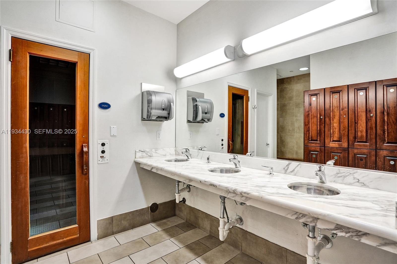 THE COLLINS CONDO - Residential