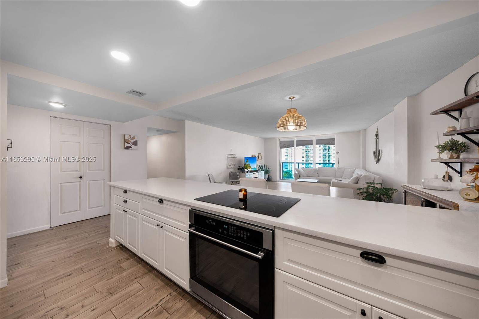 HALLMARK OF HOLLYWOOD CON - Residential