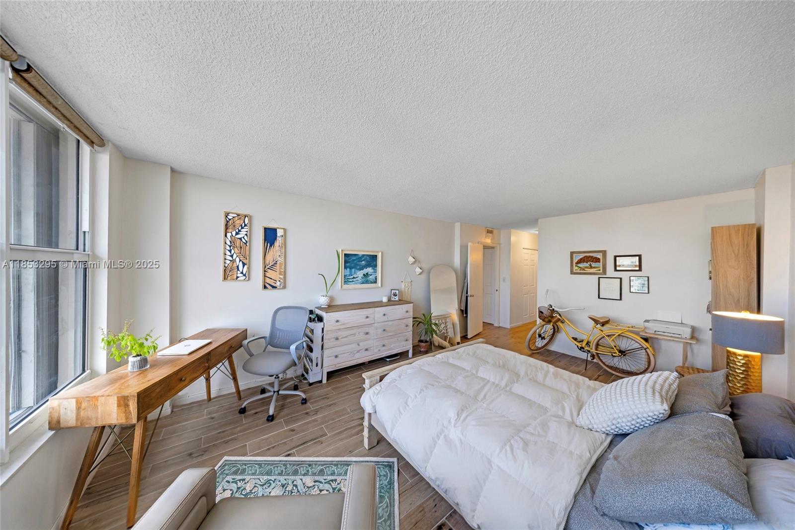 HALLMARK OF HOLLYWOOD CON - Residential