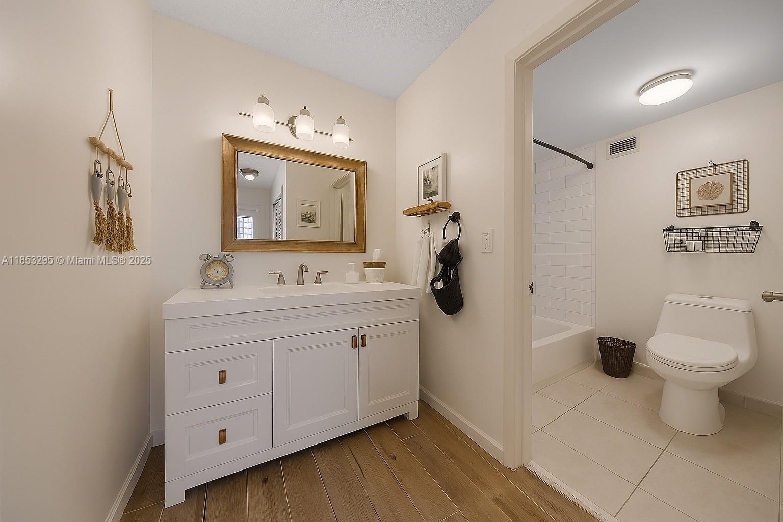 HALLMARK OF HOLLYWOOD CON - Residential