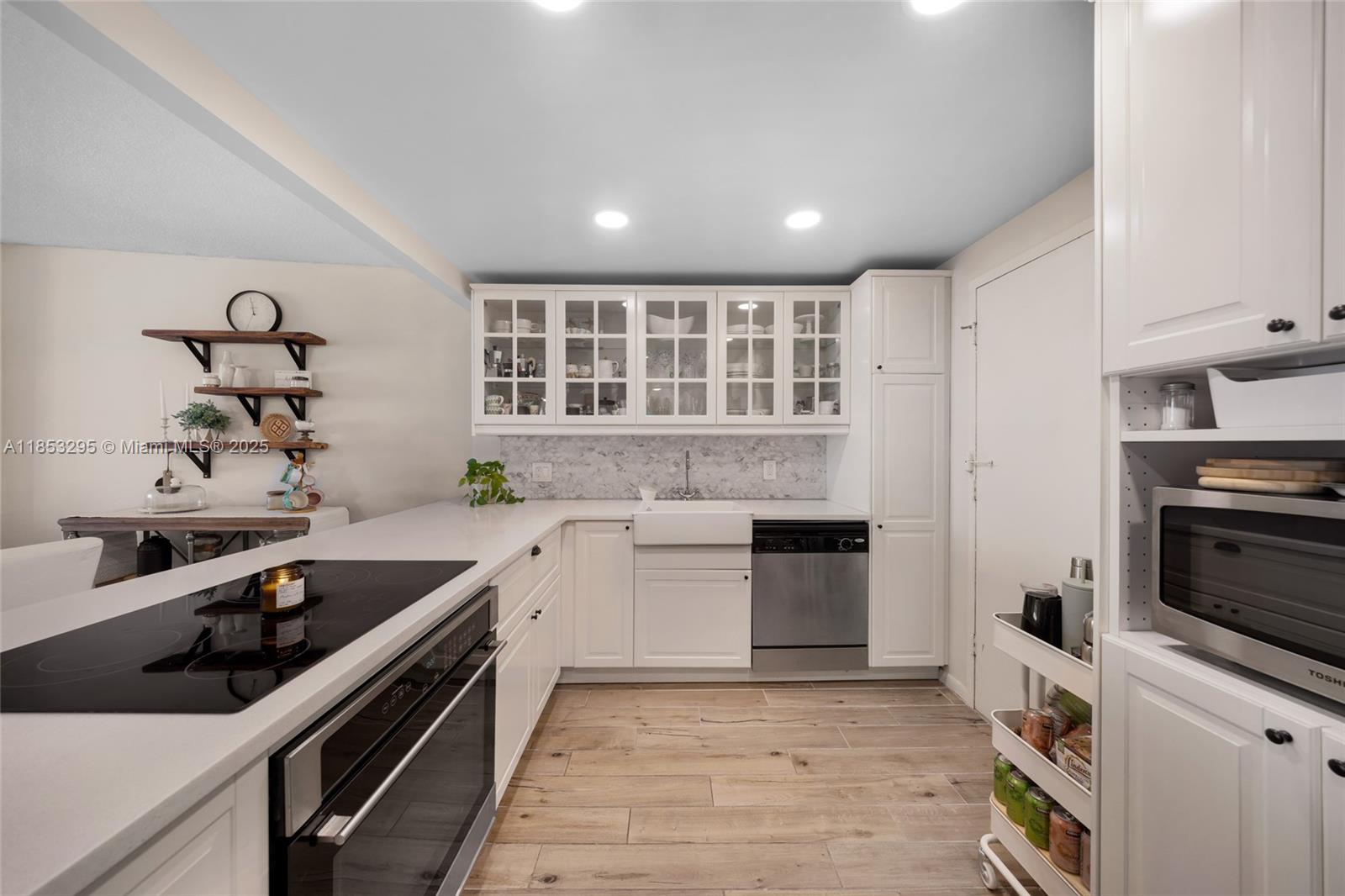 HALLMARK OF HOLLYWOOD CON - Residential