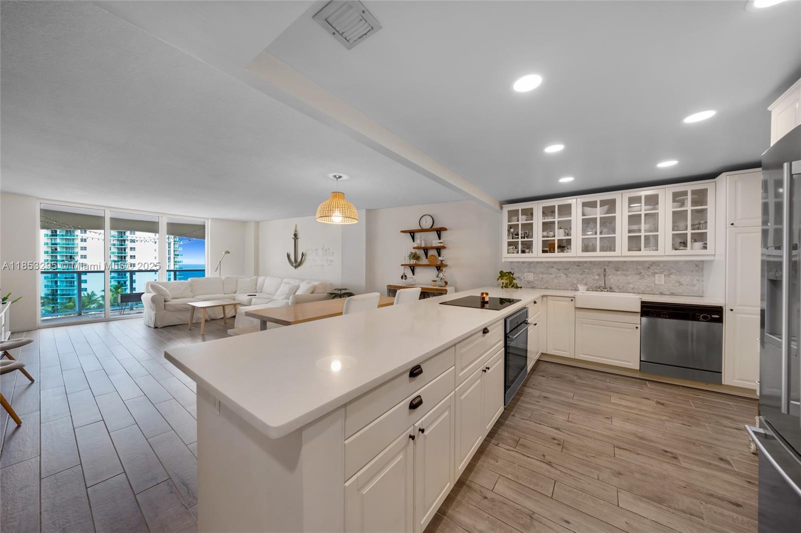 HALLMARK OF HOLLYWOOD CON - Residential