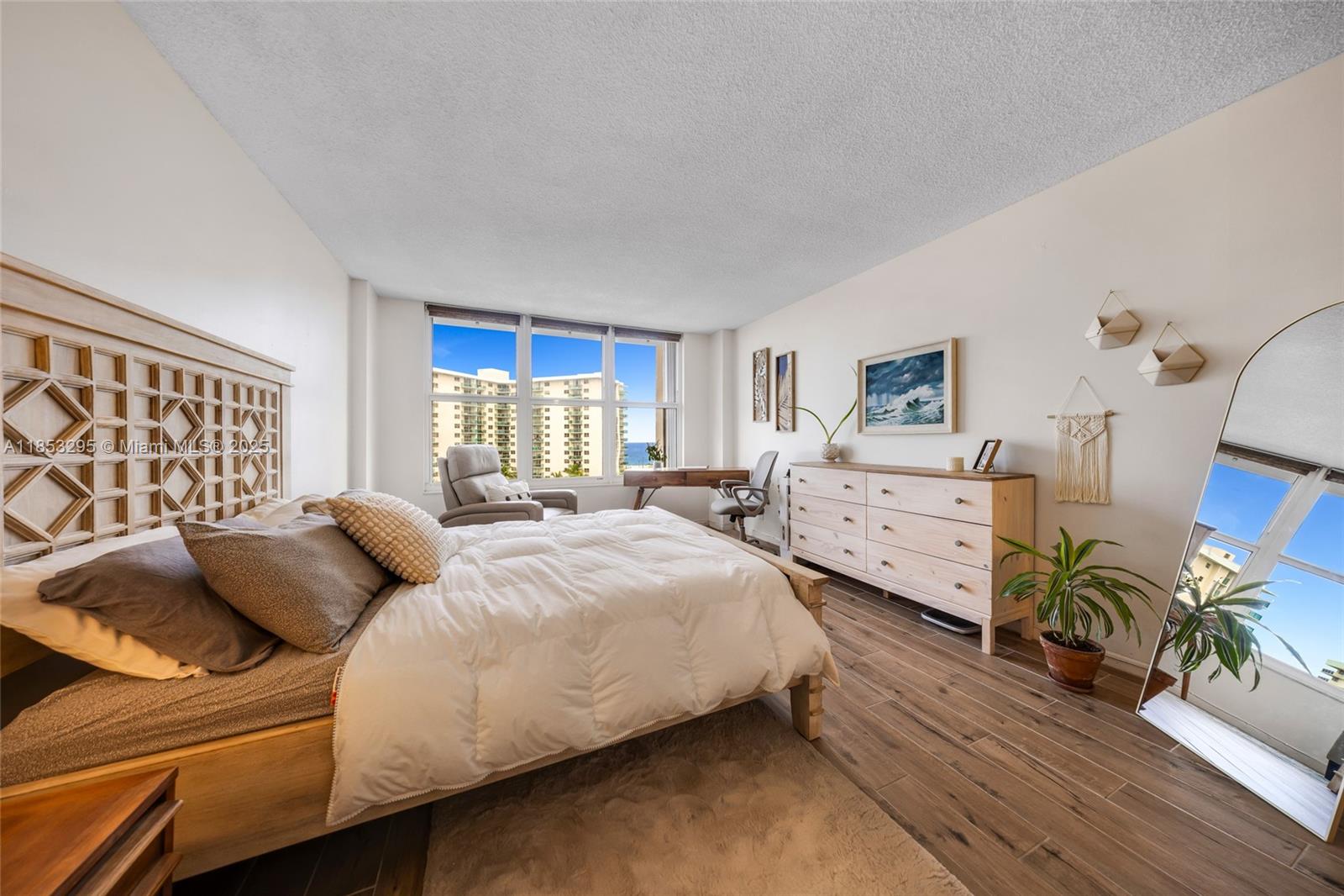 HALLMARK OF HOLLYWOOD CON - Residential