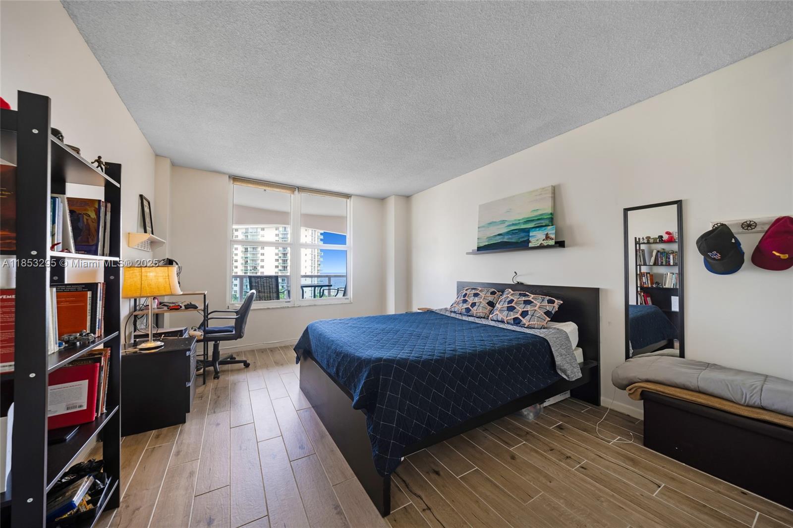 HALLMARK OF HOLLYWOOD CON - Residential