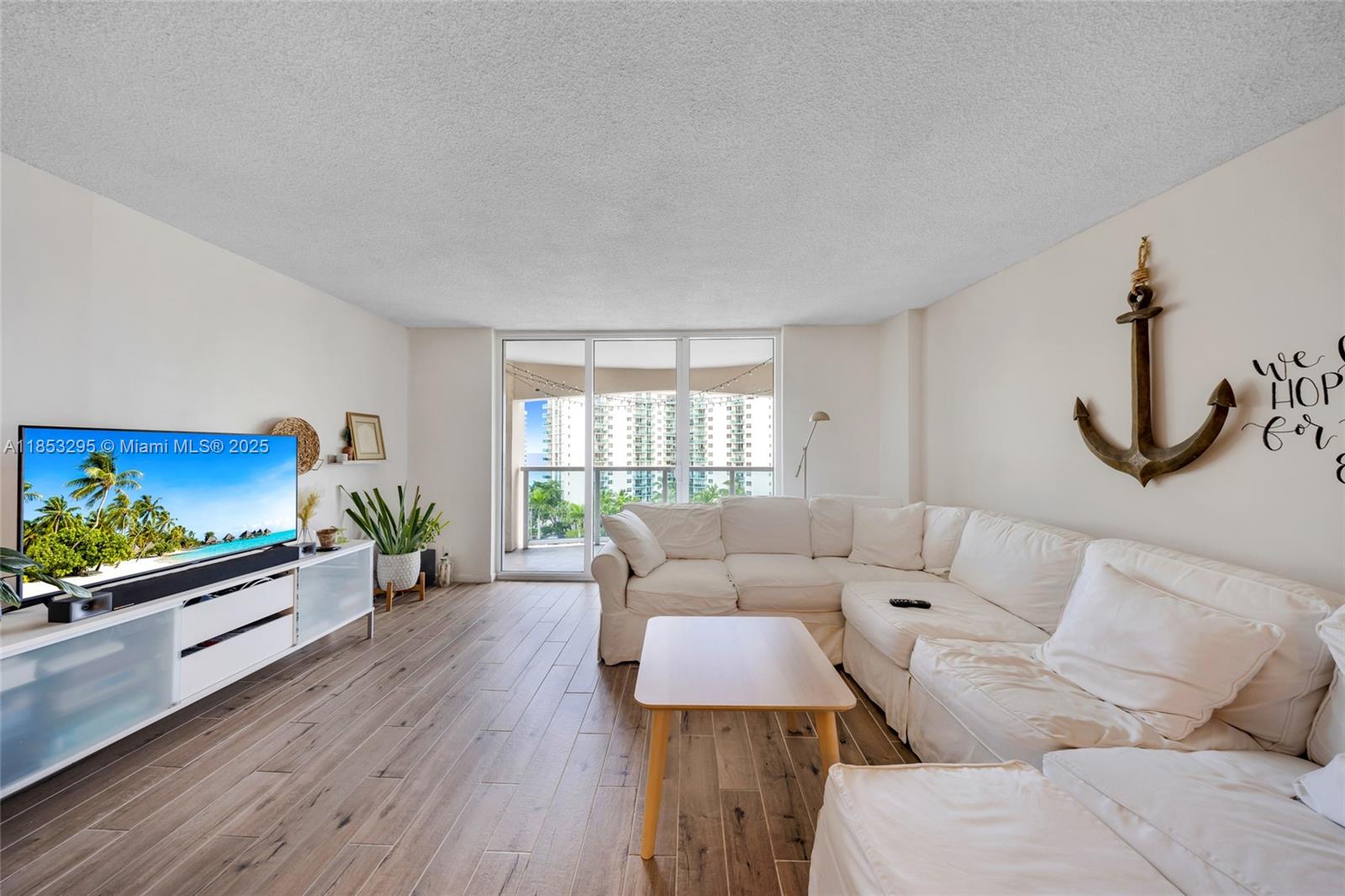 HALLMARK OF HOLLYWOOD CON - Residential