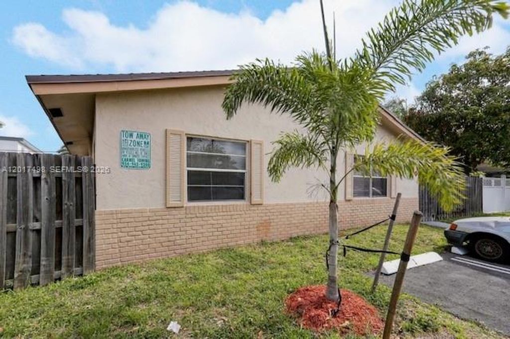 Photo of 231 SW 8th Ct, Pompano Beach, FL 33060 (MLS # A12017498)