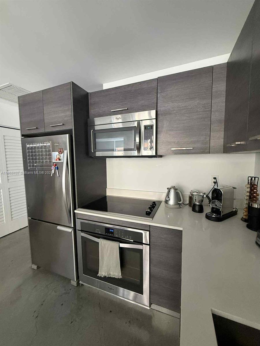 Turnkey Investment Opportunity in Downtown Excellent investment in one of Downtown’s most desirable locations — steps from Whole Foods, Brickell Avenue, Bayfront Park, museums, theaters, and the Metromover. This loft-style unit offers high ceilings, concrete floors, abundant natural light, and a south-facing exposure. The kitchen is finished with granite countertops, while custom-made walking closet adds both functionality and value to the space. Designed by Yves Behar, this unit embodies raw industrial elegance. Building amenities attract strong rental demand, including: Rooftop pool with 360° city and bay views. Skylounge and social spaces.