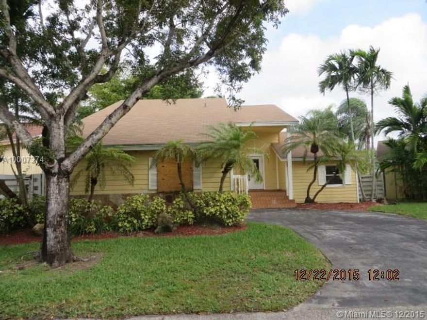 Great layout 3 bedrooms with master downstairs, 2 1/2 bathrooms tile and wood flooring throughout in the sough after Community of Country Walk. Walking distance to school, commercial shopping and restaurants.