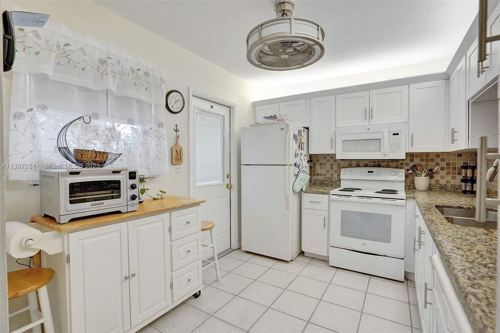 Photo of 1001 NE 14th Ave #202, Hallandale Beach, FL 33009 (MLS # A11367001)