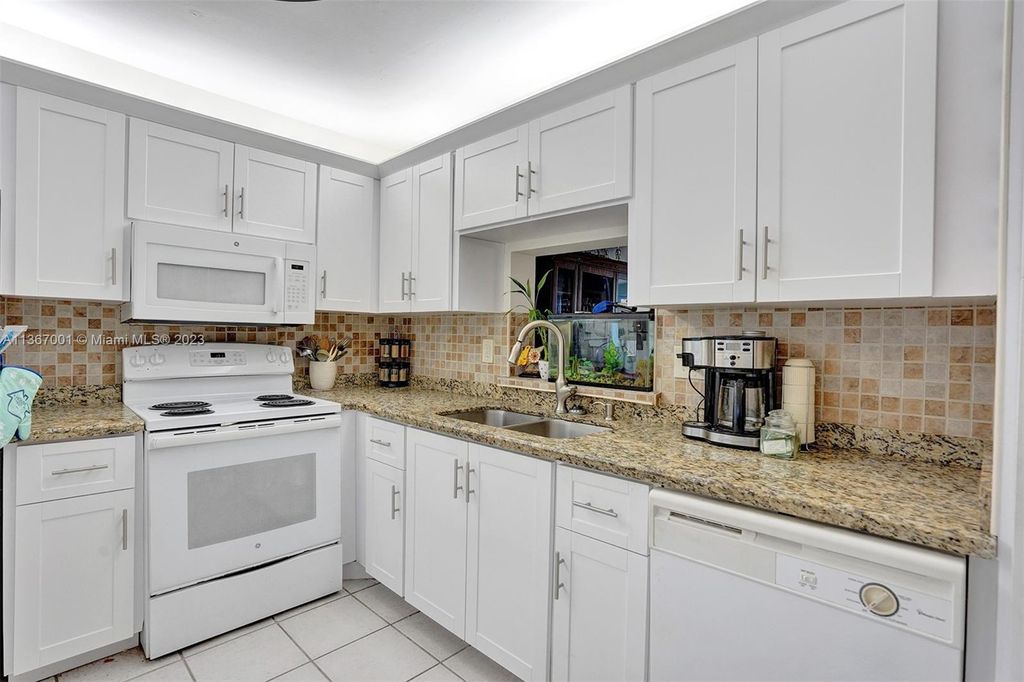 Photo of 1001 NE 14th Ave #202, Hallandale Beach, FL 33009 (MLS # A11367001)